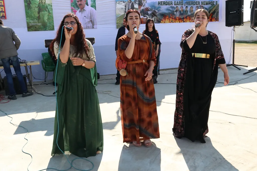 Los desplazados internos de Gire Spî y Serêkaniyê celebran el Newroz en el campamento de Dêrik