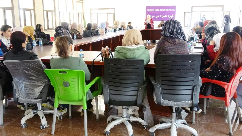 Simposio en Ain Issa con motivo del Día Internacional de la Mujer