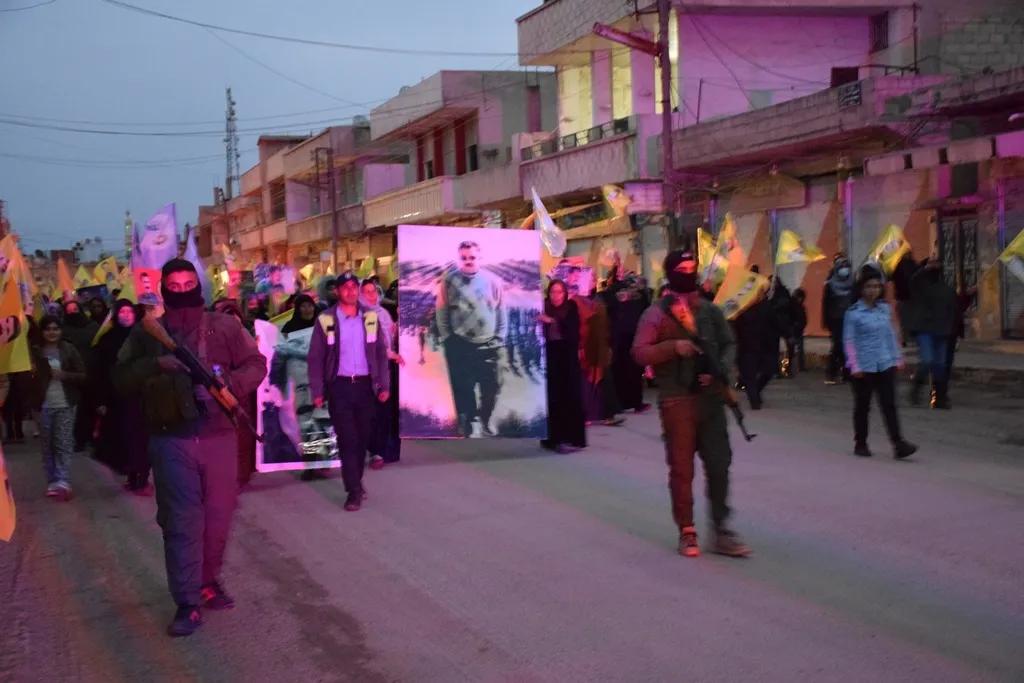 Multitudes en Qamishlo exigen verificar la salud del líder