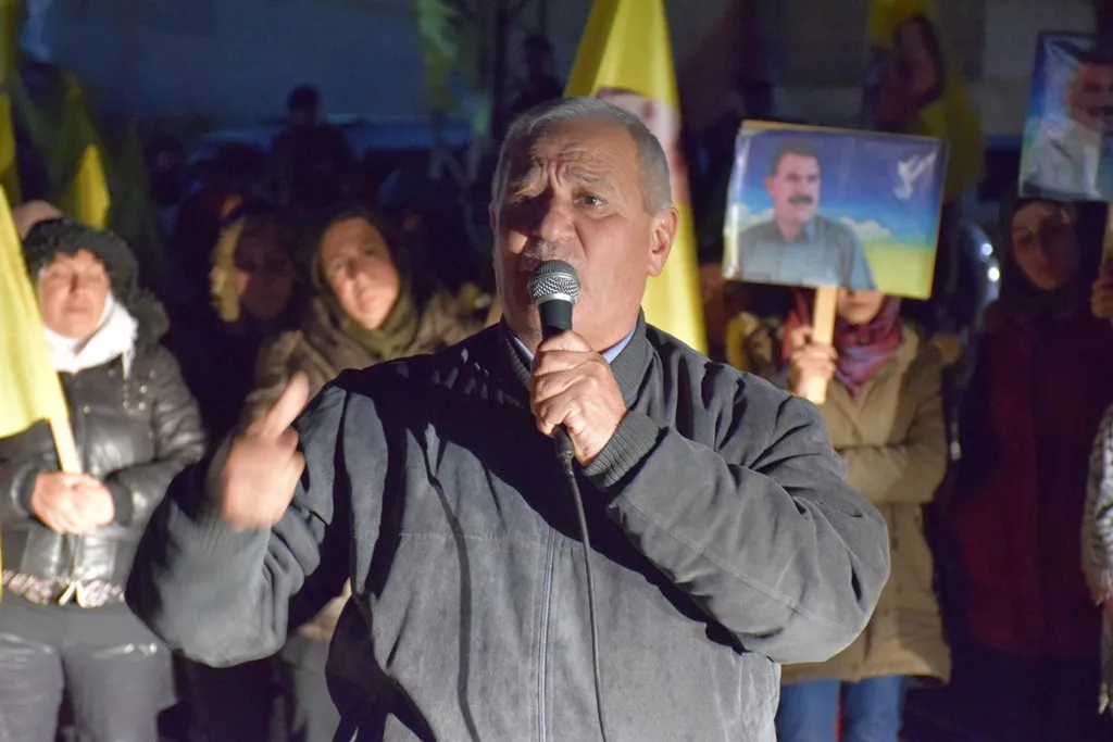 Multitudes en Qamishlo exigen verificar la salud del líder