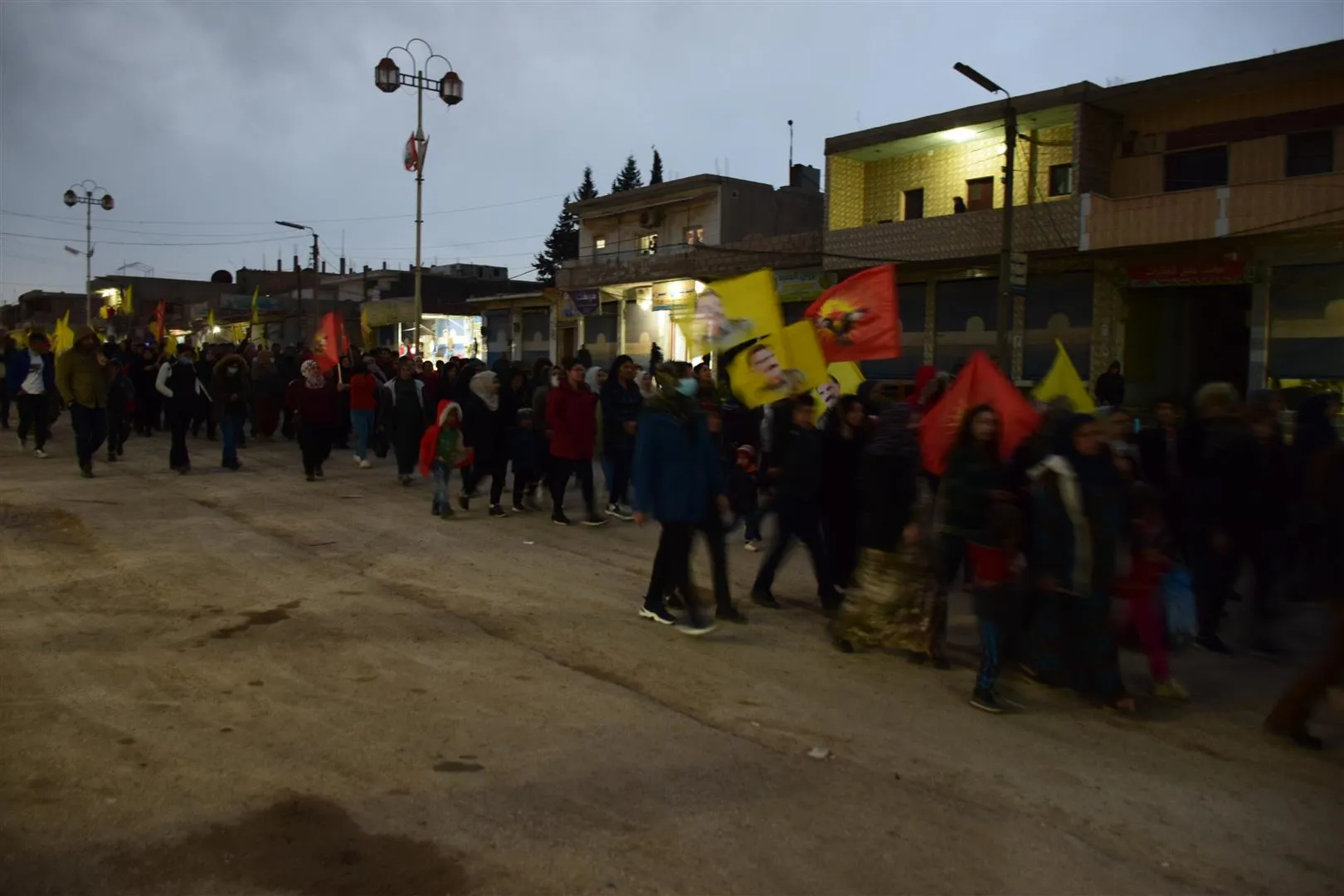 Multitudes en Qamishlo exigen verificar la salud del líder