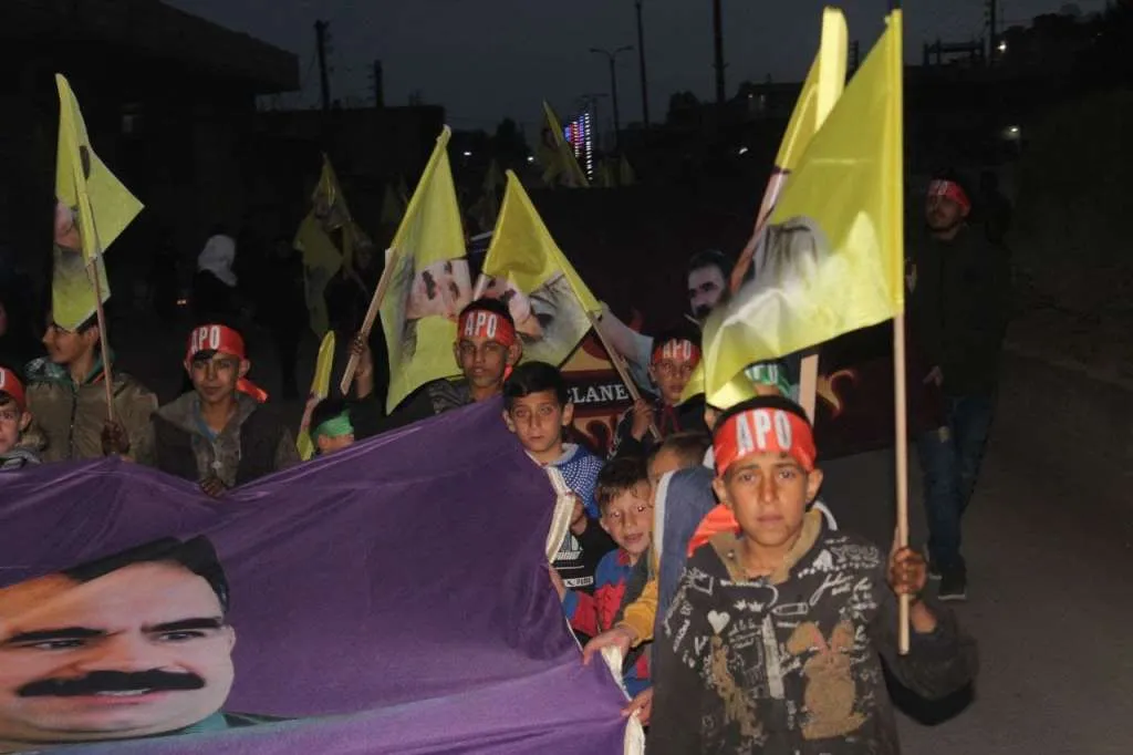 Multitudes en Qamishlo exigen verificar la salud del líder