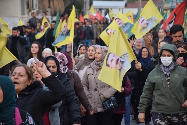 Multitudes en Qamishlo exigen verificar la salud del líder