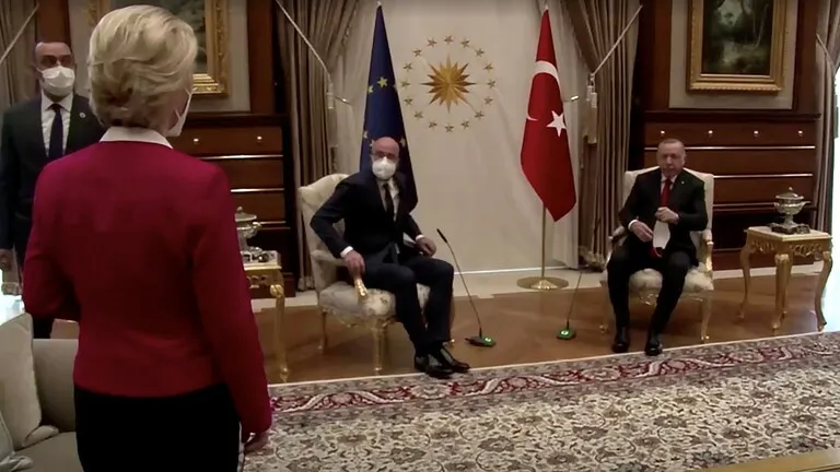 Tras humillarla en Ankara, la presidente de la Comisión Europea se compromete a defender a las mujeres