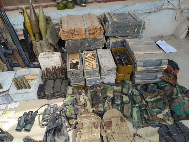 ​​​​​​​Asayish encuentran armas, municiones y cédulas de mercenarios en el barrio de Tay