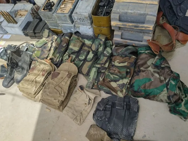 ​​​​​​​Asayish encuentran armas, municiones y cédulas de mercenarios en el barrio de Tay