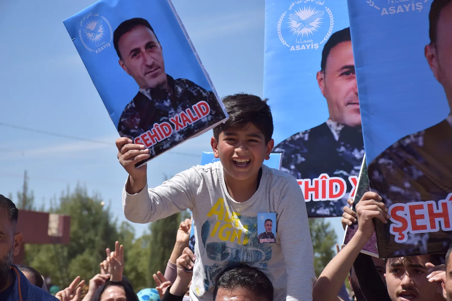 Con una ceremonia solemne, la gente de Qamishlo se despide del mártir Khaled Othman