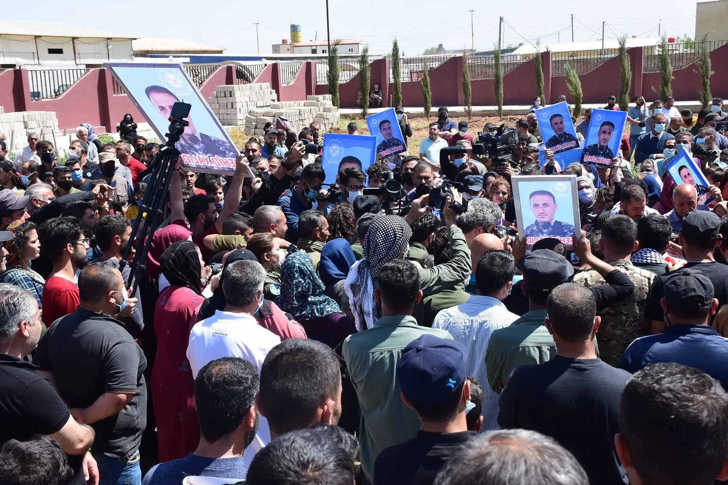 Con una ceremonia solemne, la gente de Qamishlo se despide del mártir Khaled Othman