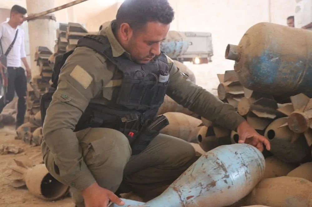 Seguridad Interna en Raqqa incauta un almacén de restos explosivos de ISIS