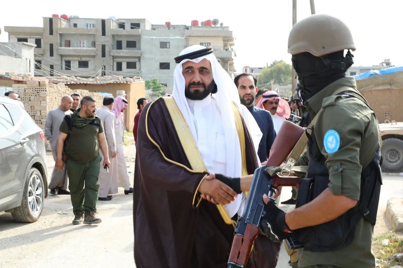 Representantes de los clanes de "Tabqa, Raqqa y Deir Ezzor" visitan las fuerzas de seguridad