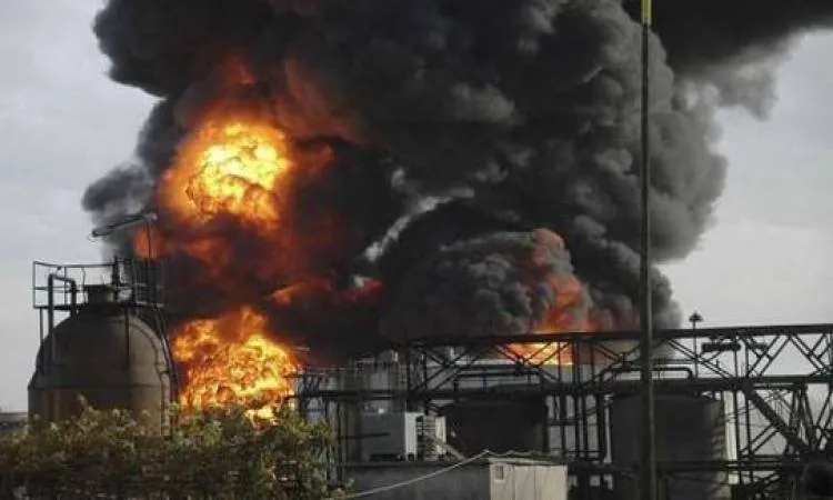 ​​​​​​​Se produce un incendio en la refinería de Homs por la fuga de petróleo