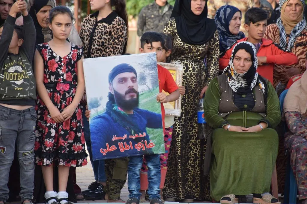 Las familias de los mártires en Hasakah recuerdan a 114 mártires en el cementerio Mártir Dijwar