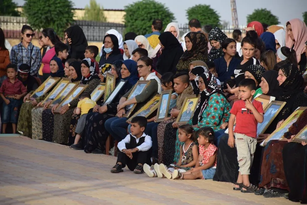 Las familias de los mártires en Hasakah recuerdan a 114 mártires en el cementerio Mártir Dijwar