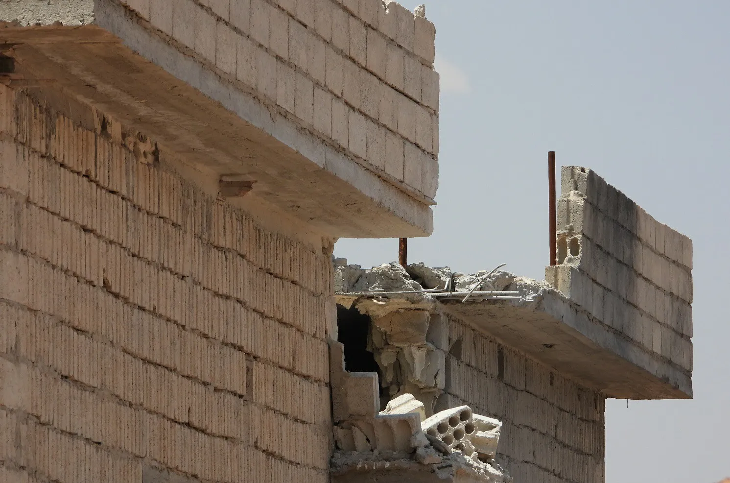Imágenes de video muestran consecuencias del bombardeo turco al oeste de Girê Spi