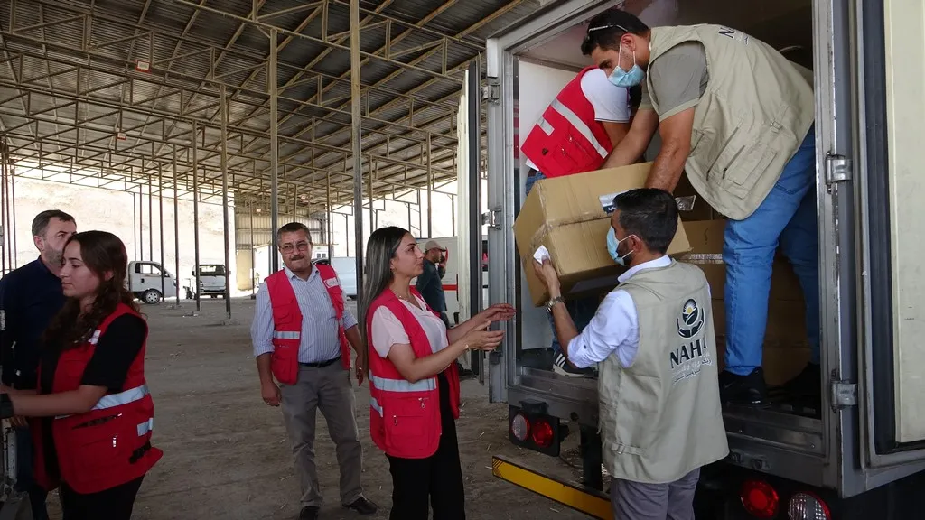 La Media Luna Roja kurda recibe ayuda médica de la Organización Humanitaria Nahri
