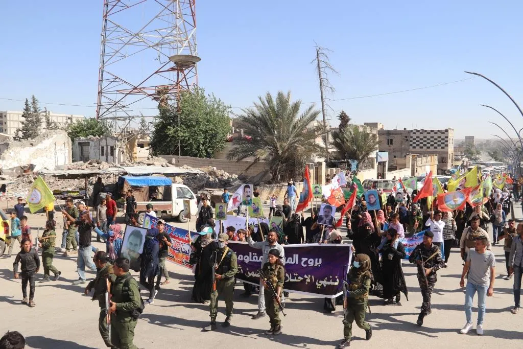 El pueblo de Raqqa marcha bajo el lema "Vayamos a la batalla por la libertad"