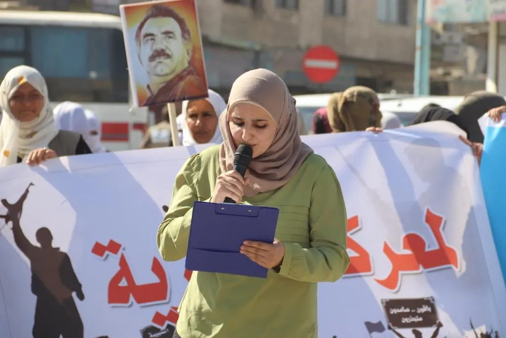 El pueblo de Raqqa marcha bajo el lema "Vayamos a la batalla por la libertad"
