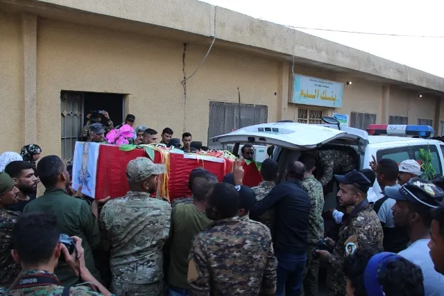 El mártir Faisal al-Farij fue llevado a su último lugar de descanso en Manbij