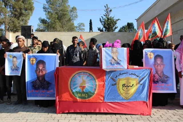 El mártir Faisal al-Farij fue llevado a su último lugar de descanso en Manbij