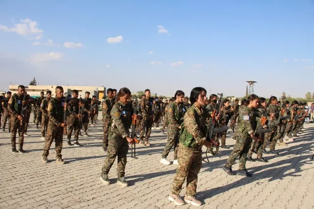 El mártir Faisal al-Farij fue llevado a su último lugar de descanso en Manbij