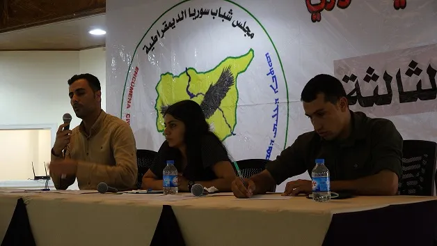 Hacia un foro de diálogo de la juventud siria ”Un simposio celebrado por el Consejo de SDY en Tabqa”