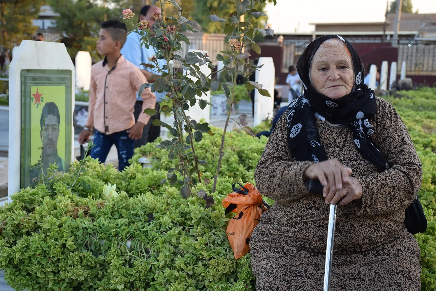 ​​​​​​​La gente visita los santuarios de los mártires en el primer día de Eid