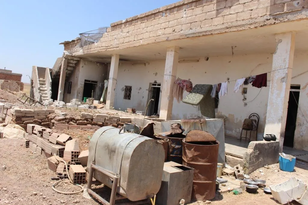 El bombardeo turco destruye casas de civiles en Zarkan