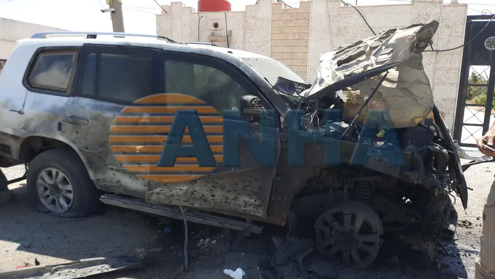 Un dron turco apunta a un automóvil cerca de la casa de heridos en Qamishlo