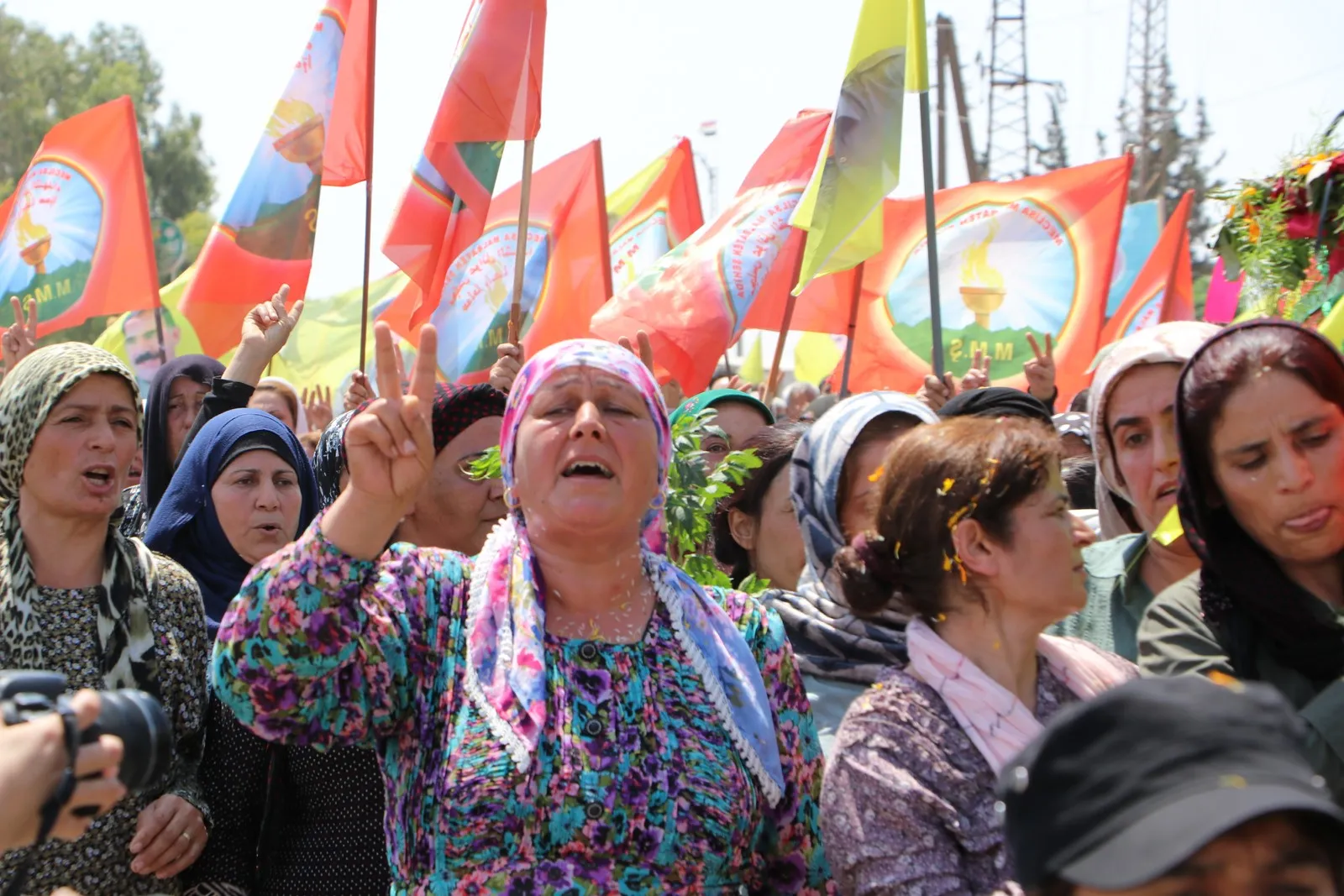 Miles de personas reciben el cuerpo de la comandante mártir Sawsan Birhat en Alepo y Al-Shahba