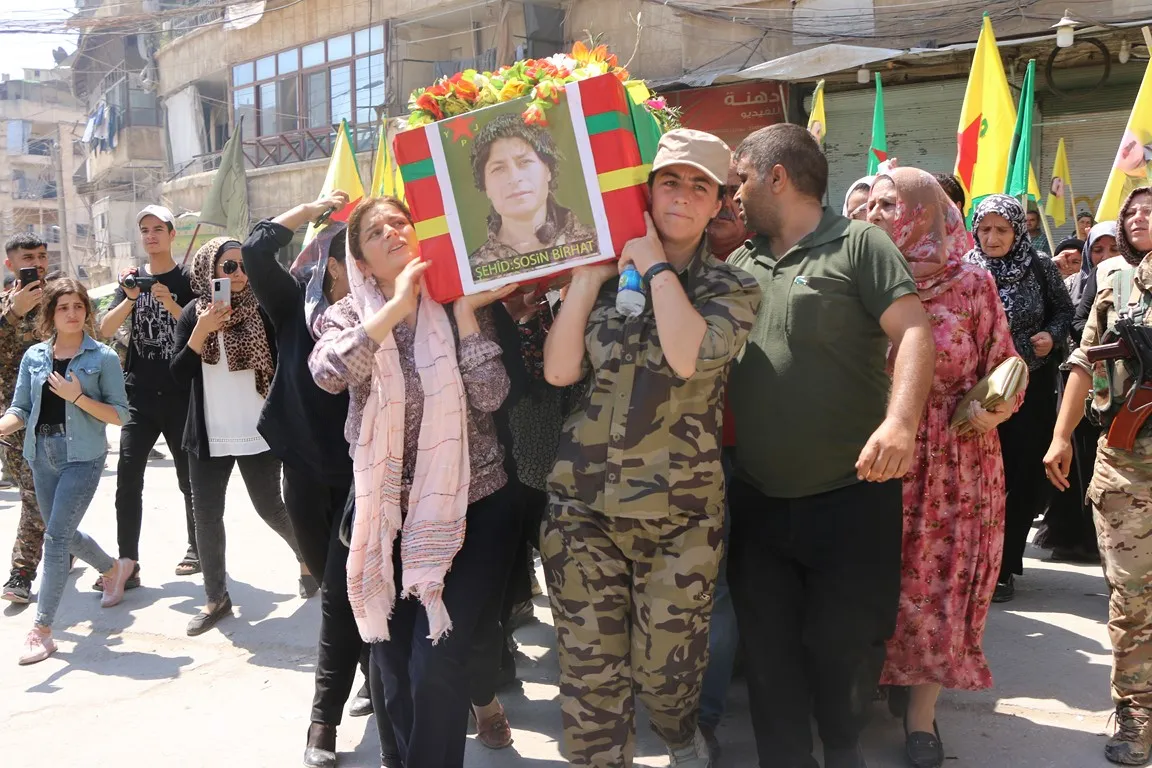 Miles de personas reciben el cuerpo de la comandante mártir Sawsan Birhat en Alepo y Al-Shahba