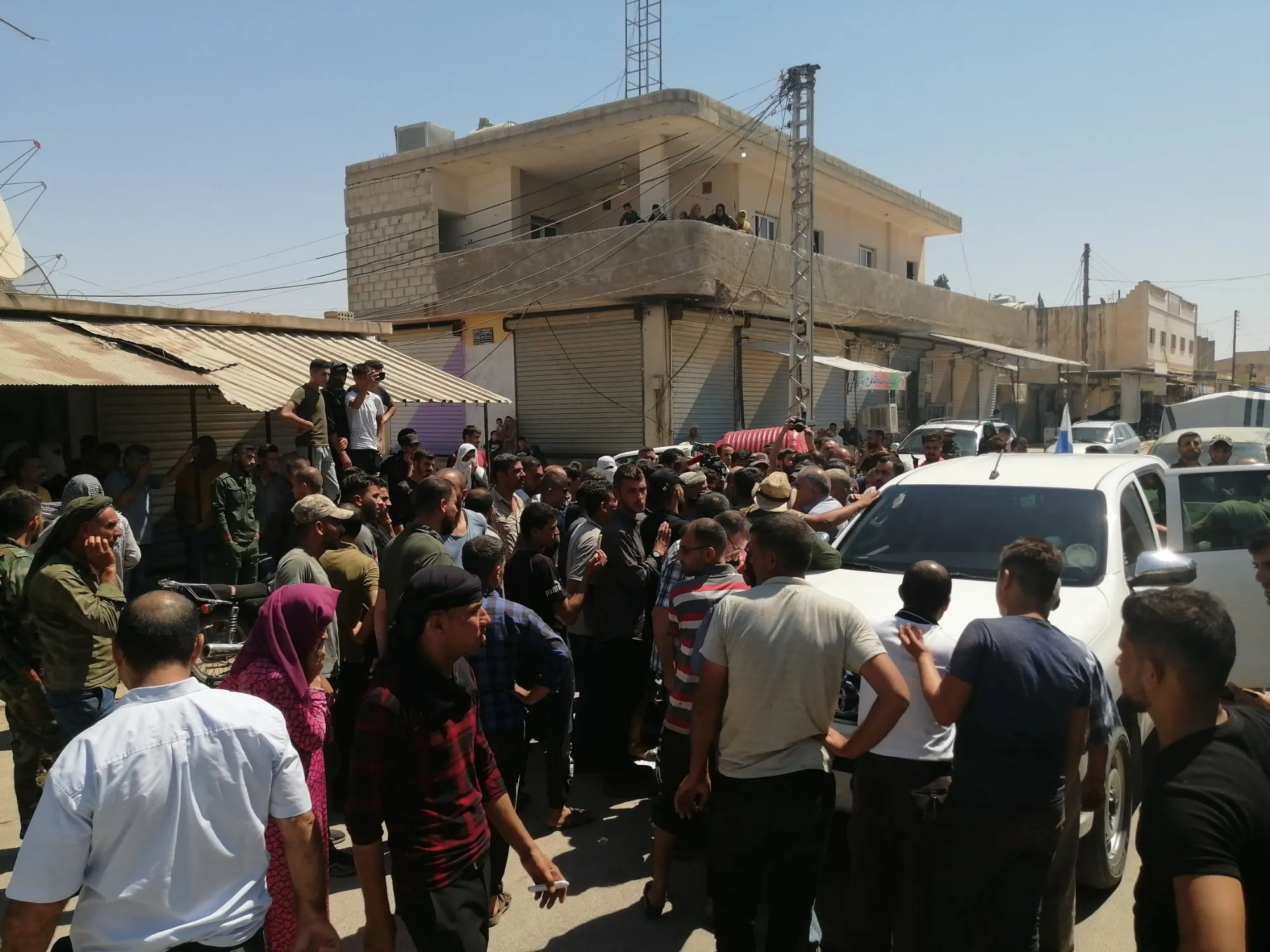 Después de un día de fuertes bombardeos, la policía rusa visita los sitios dañados en Zarghan