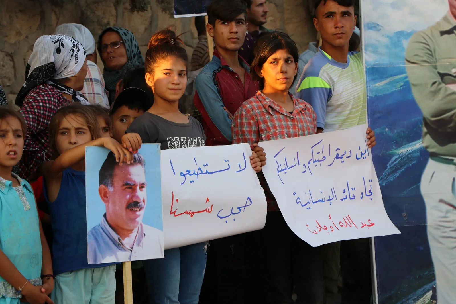 El pueblo de Afrin protesta por el estricto aislamiento del líder Ocalan