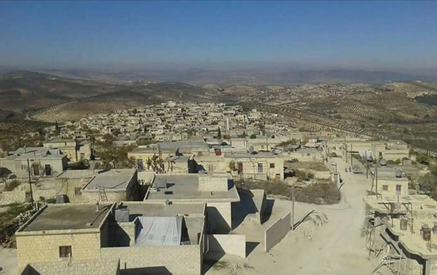 Mercenarios de la ocupación turca golpearon a un anciano y robaron su casa en Afrin