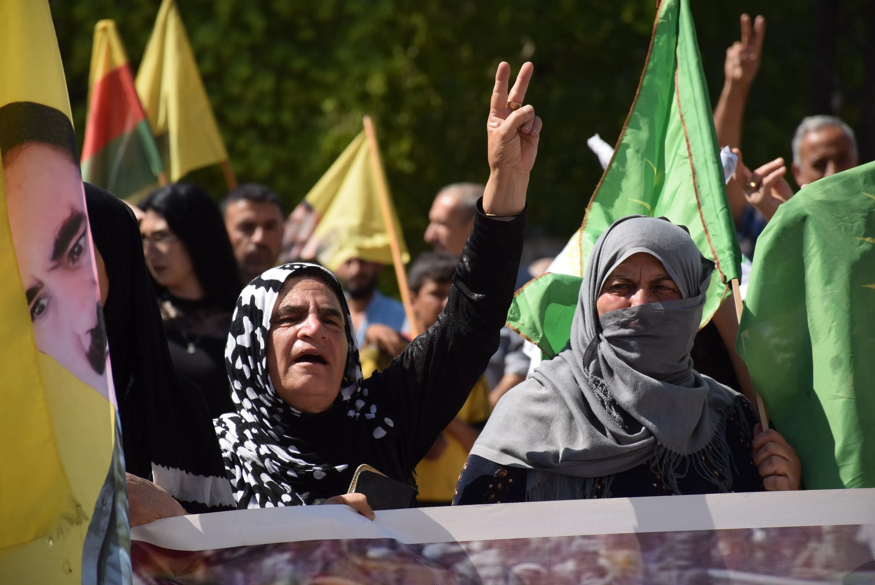 La gente de Qamishlo condena los ataques del PDK y de Turquía contra la guerrilla