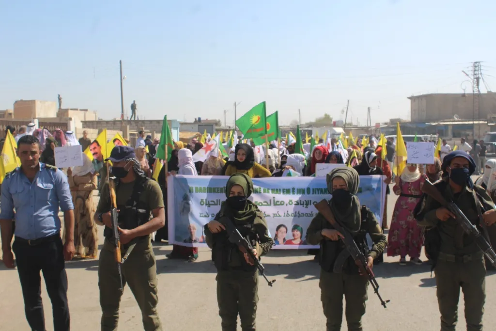 La gente de Qamishlo condena los ataques del PDK y de Turquía contra la guerrilla