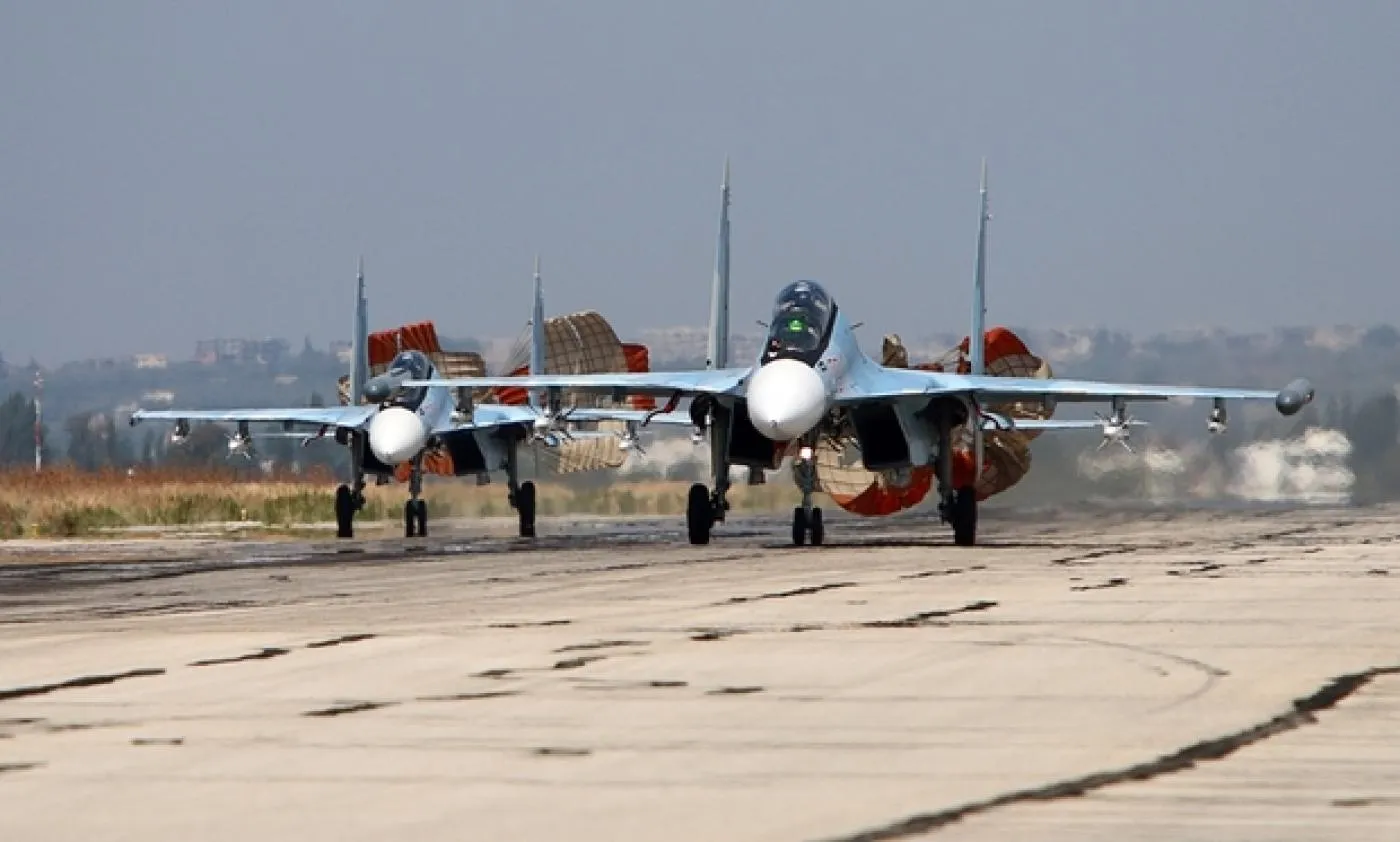 Los combatientes rusos llevan a cabo bombardeos aéreos en las ciudades de Idlib y su campo