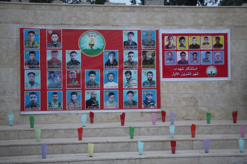 Manbij enciende velas en las tumbas de los mártires de octubre