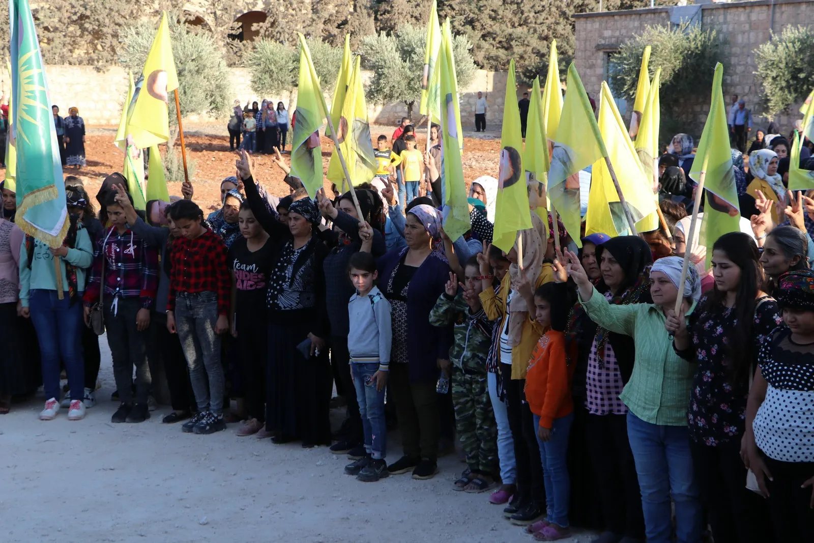 ​​​​​​​Manifestación masiva de mujeres en al-Shahba a favor del fin del aislamiento del líder Ocalan