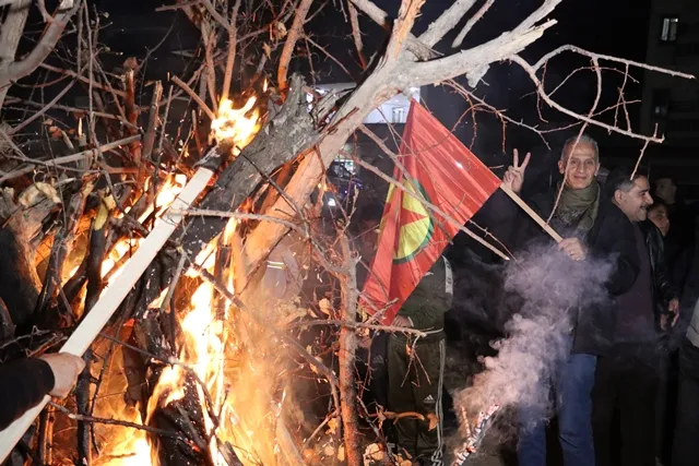 Civiles de Qamishlo y Amuda conmemoran el aniversario de la fundación del PKK