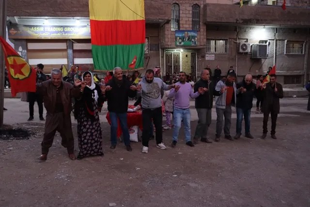 Civiles de Qamishlo y Amuda conmemoran el aniversario de la fundación del PKK