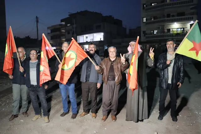 Civiles de Qamishlo y Amuda conmemoran el aniversario de la fundación del PKK