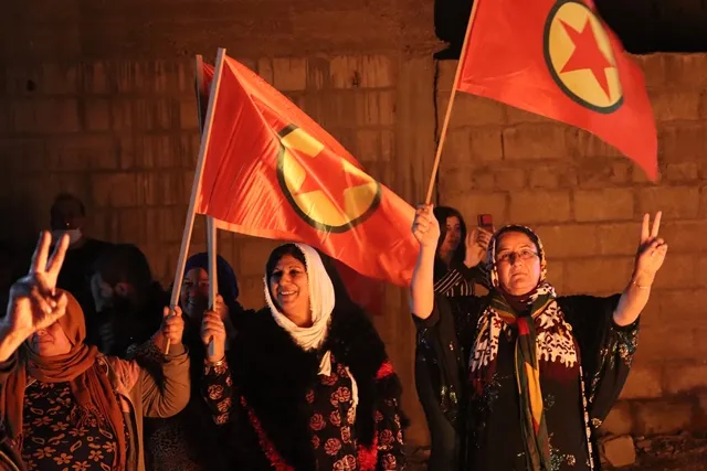 Civiles de Qamishlo y Amuda conmemoran el aniversario de la fundación del PKK