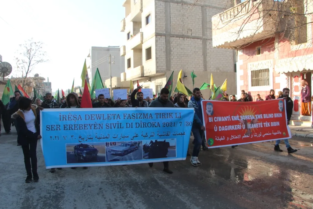 Manifestación masiva en Kobane contra los ataques y la traición