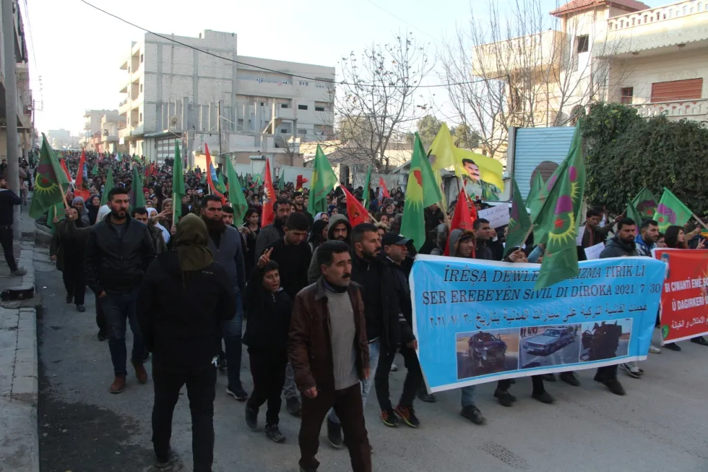 Manifestación masiva en Kobane contra los ataques y la traición