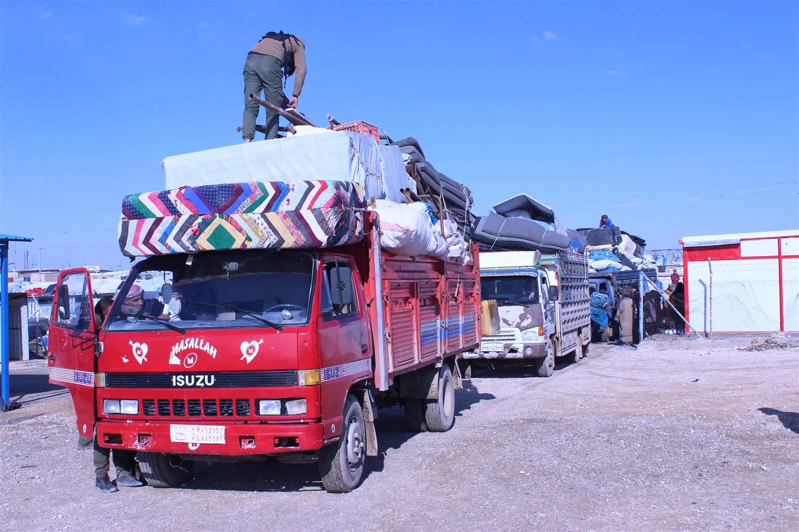 49 personas salen del campo de al-Hol