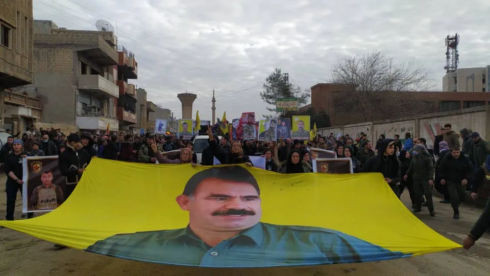 Miles de personas de la región de Al-Jazira se dirigen hacia el santuario del mártir Dalil Sarukh Khan