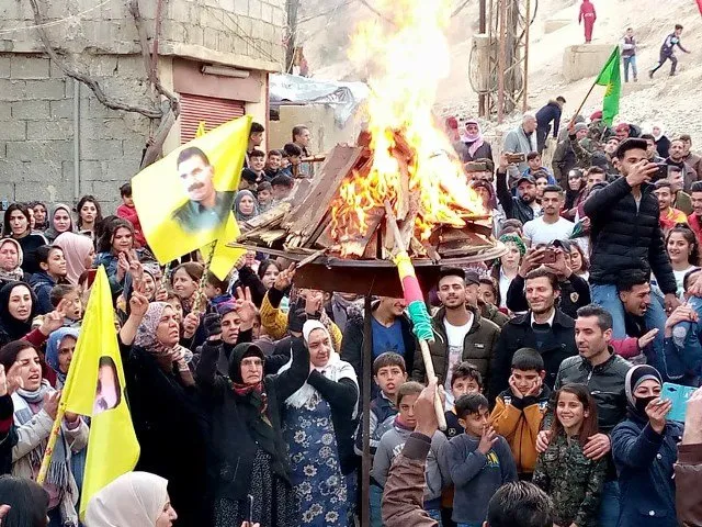 La gente del noreste de Siria enciende el fuego de Newroz