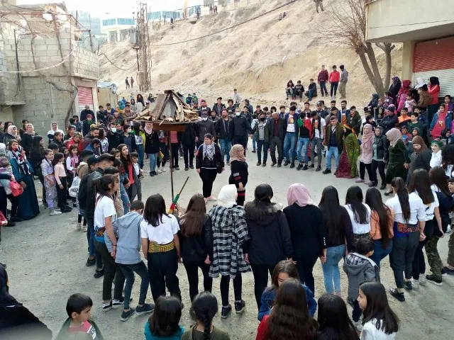 La gente del noreste de Siria enciende el fuego de Newroz