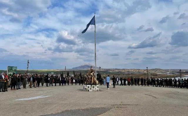 La gente del noreste de Siria enciende el fuego de Newroz