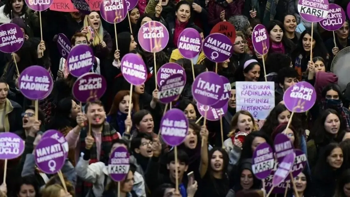 ​​​​​​​Manifestaciones en Turquía rechazan amenazas de disolver la plataforma "Detendremos el asesinato de mujeres"
